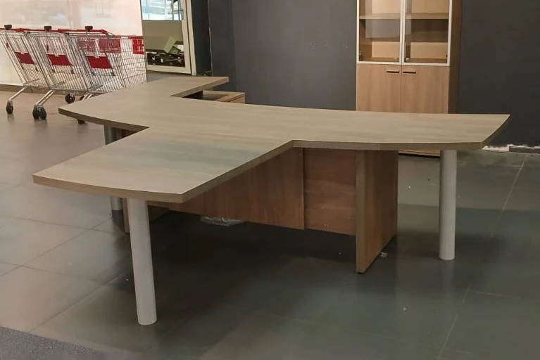 Стол 1800x872х750 Wing Дуб темный фото в интерьере 1